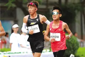 本土选手解答国内马拉松比赛为何要邀请外国选手？与优秀选手同场竞技 促进国内选手水平快速提升图片