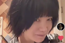 54岁斯琴格日乐状态引担忧，晒视频挥舞剪刀傻乐，素颜出镜变化大图片