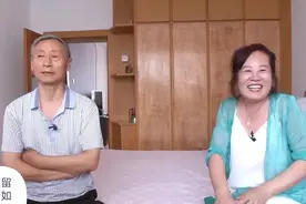 回顾：大爷大妈相亲，大爷提出让大妈留宿，大妈红着脸点头答应图片