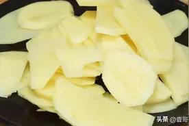 土豆切成片，放锅里蒸一蒸，这样做太香了，开胃下饭，比吃肉还香图片