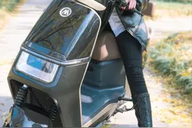 爱玛推出一款高速电摩指挥官2023，续航百公里，时尚炫酷的外观。图片