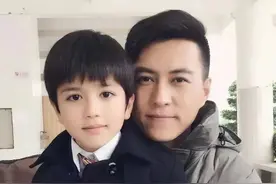 有种羡慕叫靳东俩儿子！大儿子五官精致帅过靳东，小儿子呆萌可爱图片