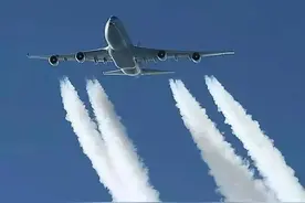 飞机经过会有一道白烟，为什么飞机要“放屁”？多数人都不知道图片