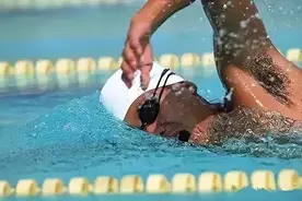 别让错误动作缩短你的自由泳划距，这样转肩才最有效图片