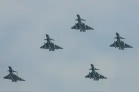 歼-10CE首秀“巴铁”阅兵！说好的25机大编队，为何只有5架现身？图片