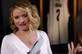 被詹姆斯吻过的NBA最美女主播，曾是NBA的当家花旦图片