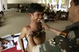 印度军人吃什么？参军前瘦到皮包骨，退伍后衣服包不住肥肉图片