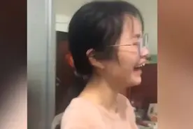 广东一女子因不会剁鸡大哭，眼巴巴瞅着肉进不了嘴，网友在线支招图片