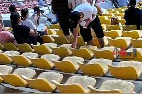 女子花388元看演唱会座位满是泥渍，当事人：用三四张纸都擦不掉，只能拿东西垫着，体验非常不好图片