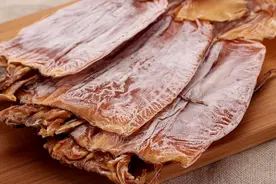 泡发干鱿鱼，只用清水就错了，30年大厨教你一招，2小时泡发5倍大图片