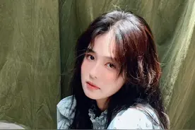白鹿手势舞，卷毛刘海可爱，白鹿真的不浪费任何一次妆造。图片