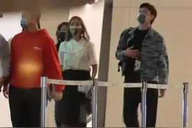 男星郑元畅街头与男友人亲密还十指紧扣，曾被质疑与女星老公劈腿图片