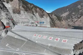 用石头造超级水电站，中国最高土石坝，耗资664亿比三峡高110米图片