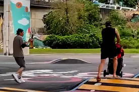 75岁影帝秦汉三代同堂4岁孙女和爷爷感情好，一儿一女都未结婚。图片