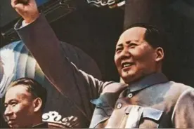 1950年毛主席挥手致意，激动地高呼：“同志们万岁、人民万岁”！图片
