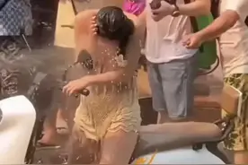 “被撕雨衣女子”后续，一个敢穿，一个敢喷，无底线该休矣！图片