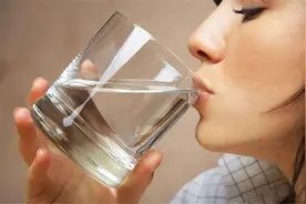 狂喝水就能治好尿路感染？小心病情更严重……图片