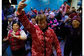 乡村蹦迪老人团：600种孤独，不如一起跳舞图片
