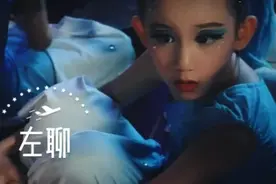 黄磊小女儿首次登台演出大成功！穿蓝色露脐裙美成孔雀，手臂好长图片
