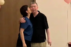 徐帆生日亲吻冯小刚，57岁徐帆化淡妆很优雅，66岁冯小刚白发苍苍图片