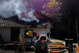 50岁男保姆哭诉：每月8000工资，雇主却要求我给她洗脚，太过分了图片