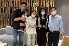 54岁泰国前总理英拉探望他信，发福显臃肿，侄孙女紧抓香奈儿不放图片