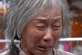 69岁白娘子赵雅芝对比59岁许仙叶童，一个风韵犹存，一个整得吓人图片