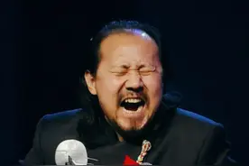 腾格尔：请客吃喝花光几百万，与妻子离婚，老来丧女，他后悔吗？图片