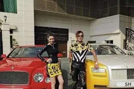 国内最富有的“杀马特”，一口气买30辆劳斯莱斯，妻子是知名嫩模图片