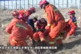 一线救援|山东泰安：外卖小哥获救后跪谢消防员图片