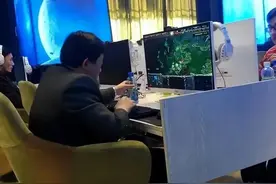 打dota的中年人图片