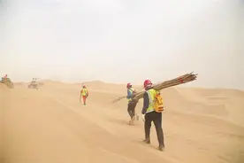 十一师北新路桥集团征战“死亡之海”修筑沙漠公路纪实图片