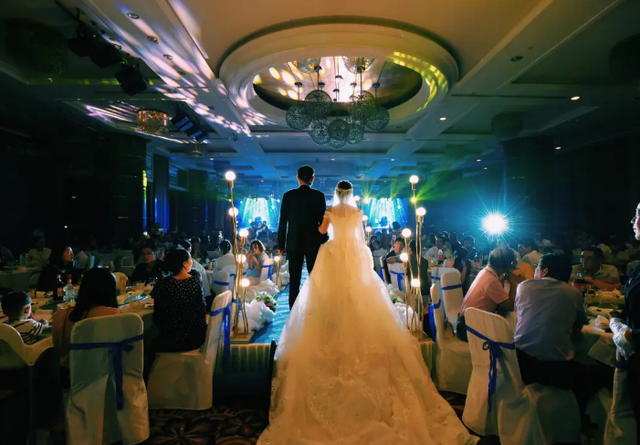 上海婚礼有多豪,五星级酒店办婚宴,一桌美食没有5000元下不来