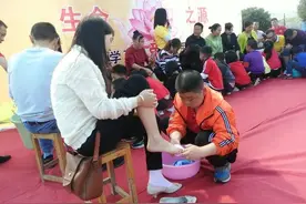 “洗脚感恩父母”：流于形式的“感恩教育”当止矣图片