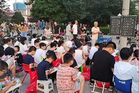 邯郸一老人街头免费开课 2000多名市民乐学书法图片