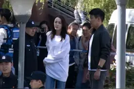 成都偶遇迪丽热巴拍戏，皮肤白皙身材纤细，佟大为近照发福引热议图片