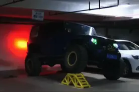 牧马人车位都敢占？业主打造单边桥，再停让你“粉身碎骨”图片