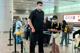 姚明现身悉尼肚腩抢镜，体重疑超400斤，走路差点撞天花板图片