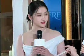 娱乐圈的8个“半身美人”:看脸无可挑剔，但肩宽、腿短是硬伤图片