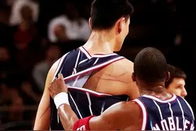 在NBA成功多不易？看了奥胖的脚 姚明膝盖 科比手指 你就懂图片