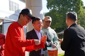 何家劲当工厂老板很阔气！拿一沓红包弯腰发员工，笑容满脸无架子图片