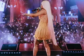 无下限！美国女星Cardi B表演不穿内裤，扭胯与粉丝互动秀卫生棉条图片