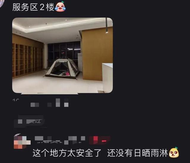 帐篷大酒店，收留了多少不想被割的年轻人