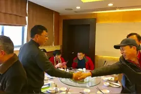 酒桌上，当对方有这“3个举动”时，其实是在赶你走，别装不明白图片