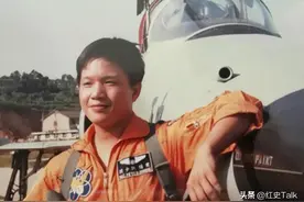 1981年，台湾一空军少校驾机回大陆，获奖金65万，被授少将军衔图片