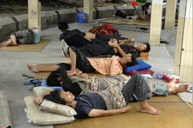 “三和青年”的丧与抵抗：做一天玩三天，一千块过一个月图片