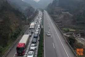 广东北上高速大堵车，南下车道没车，为何不把南下车道改北上？图片