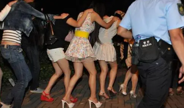 江苏一“鸭窝”被警方捣毁，卖淫者全是男性，女嫖客最小只有25岁