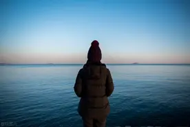 一个人对亲人冷漠疏远，对外人热情友善，往往是因为这3种心理图片