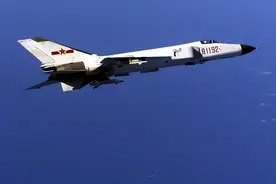 01年南海撞机后，王伟成功跳伞，为何10万人也没找到？图片